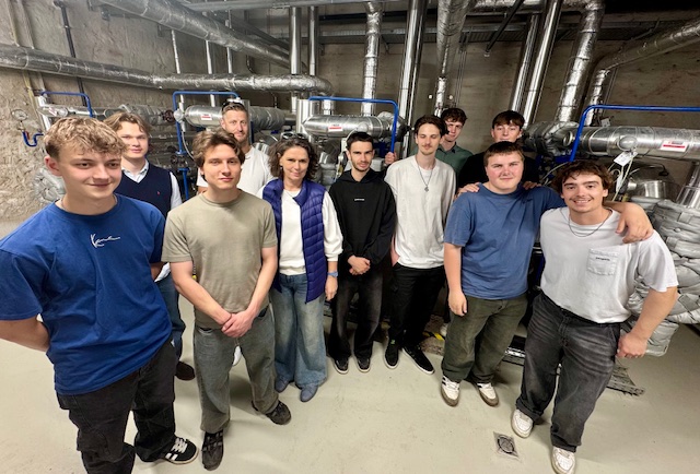 Schülergruppe im Technikkelelr des Parlaments